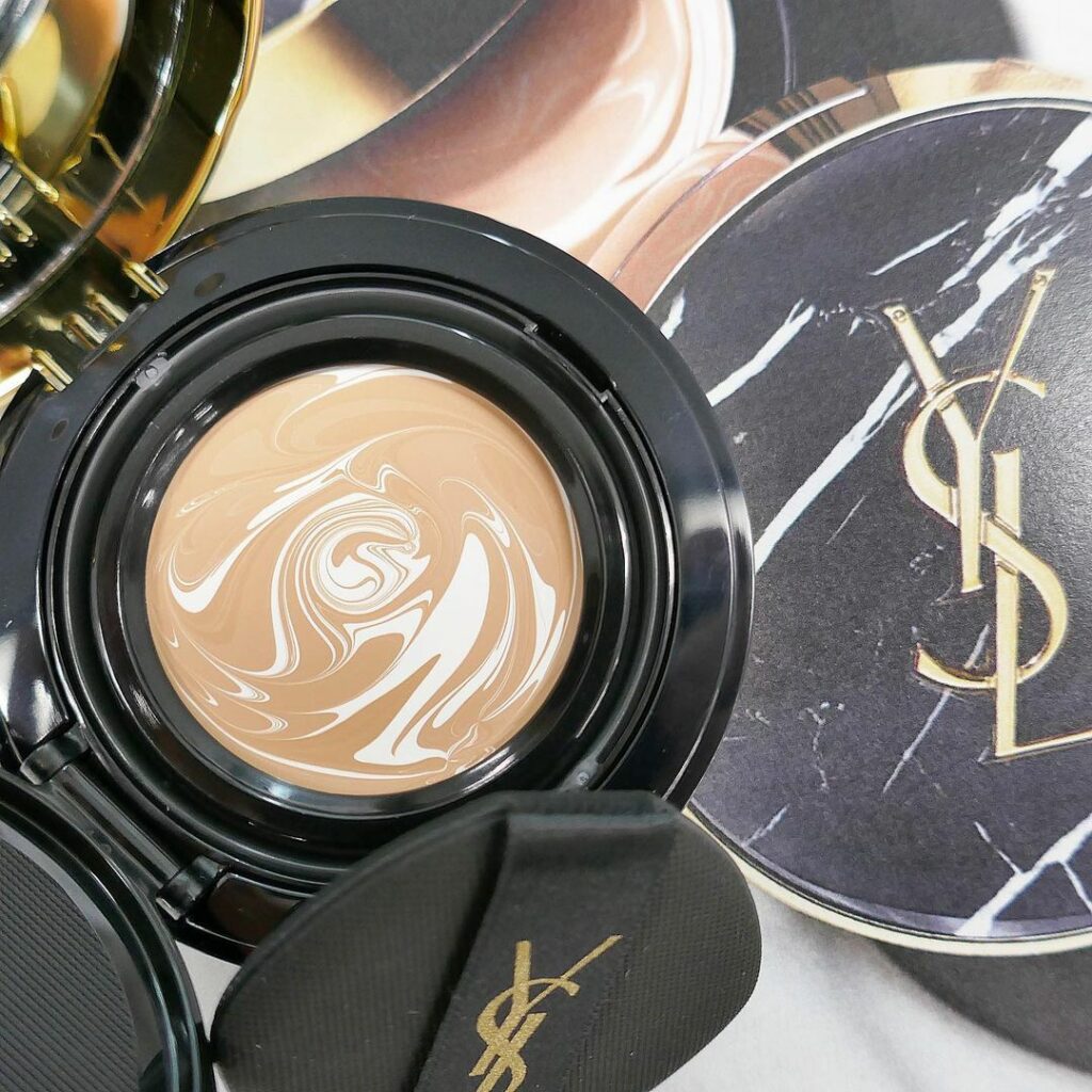 イヴ・サンローランのアイコン“アンクル ド ポー”より、初の3in1マーブルクリームファンデーションが誕生！
美しいマーブル模様は、トーンアップ、高いカバー力、