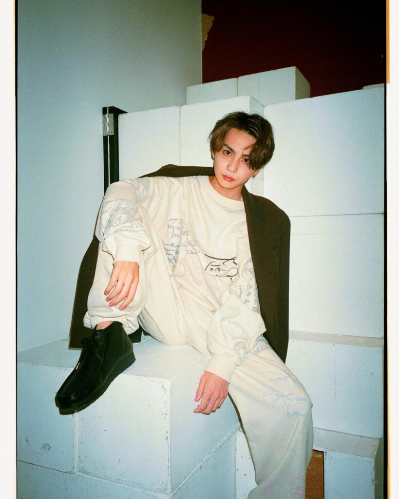 ViVi9月号
「国宝級イケメンランキング 2021年上半期」より
NOW部門で２位に輝いた
吉野北人さんのオフショット
"シロ北人"をお届け

みんなもう誌面