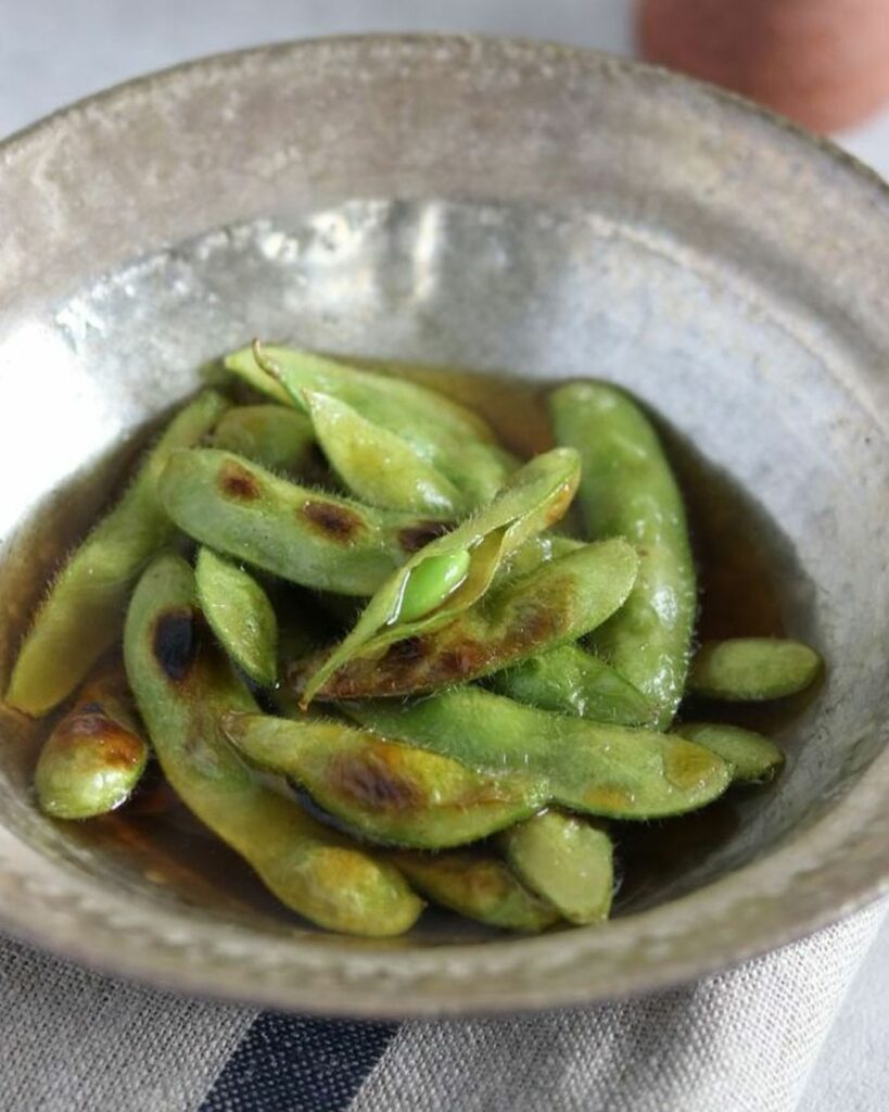 【#枝豆レシピ 】焼いた枝豆を紹興酒に漬ければ、気の利いたおつまみに早変わり! 紹興酒をワインに、太白ごま油をオリーブオイルにチェンジすれば、洋風の味わいにも 【#枝豆レシピ 】焼いた枝豆を紹興酒に漬ければ、気の利いたおつまみに早変わり! 紹興酒をワインに、太白ごま油をオリーブオイルにチェンジすれば、洋風の味わいにも