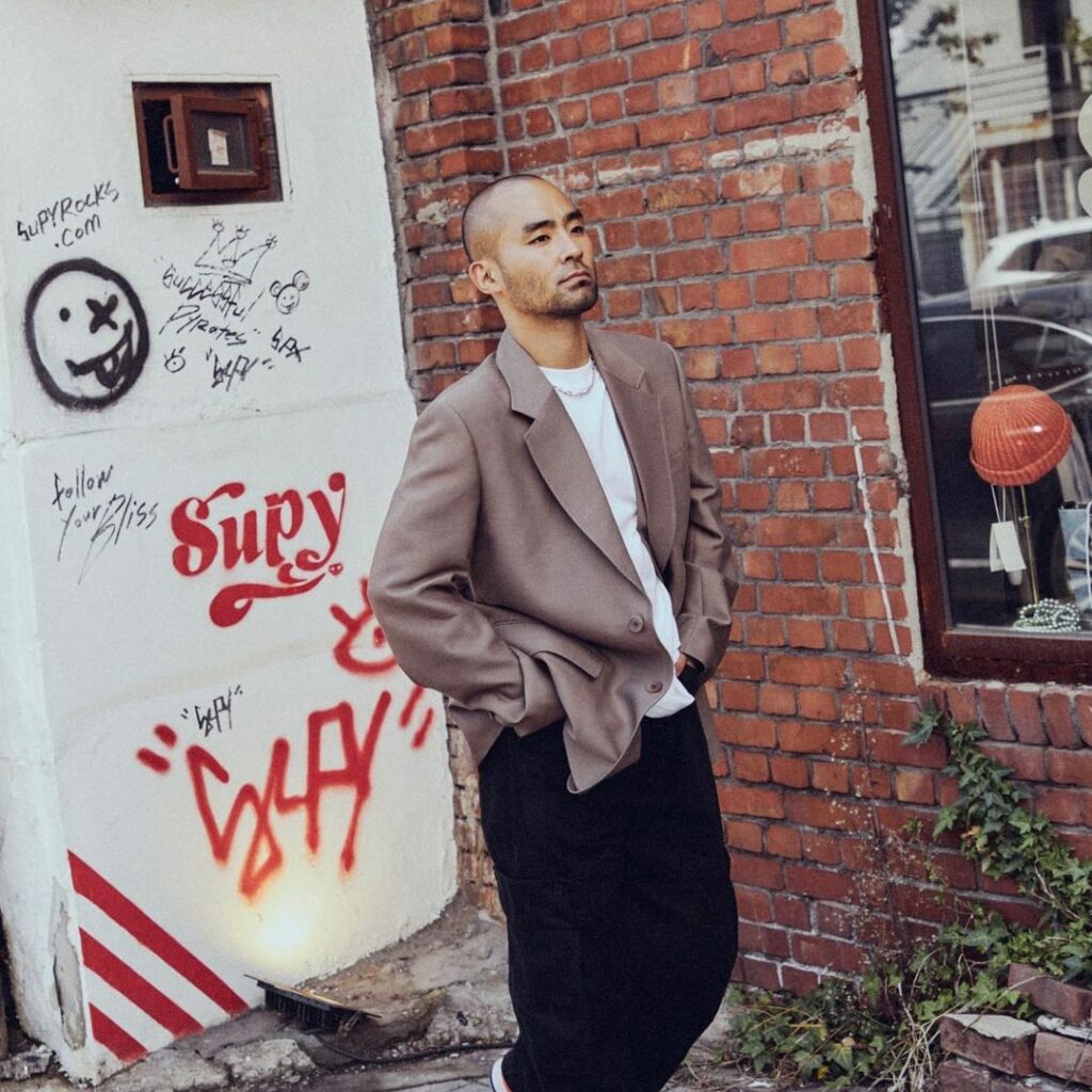 「3都市スタイリストのおしゃれの秘密」
〈SEOUL〉 Kim Youngjin (キム・ヨンジン)

今、韓国で最もオファーの集中しているスタイリスト。ファッ