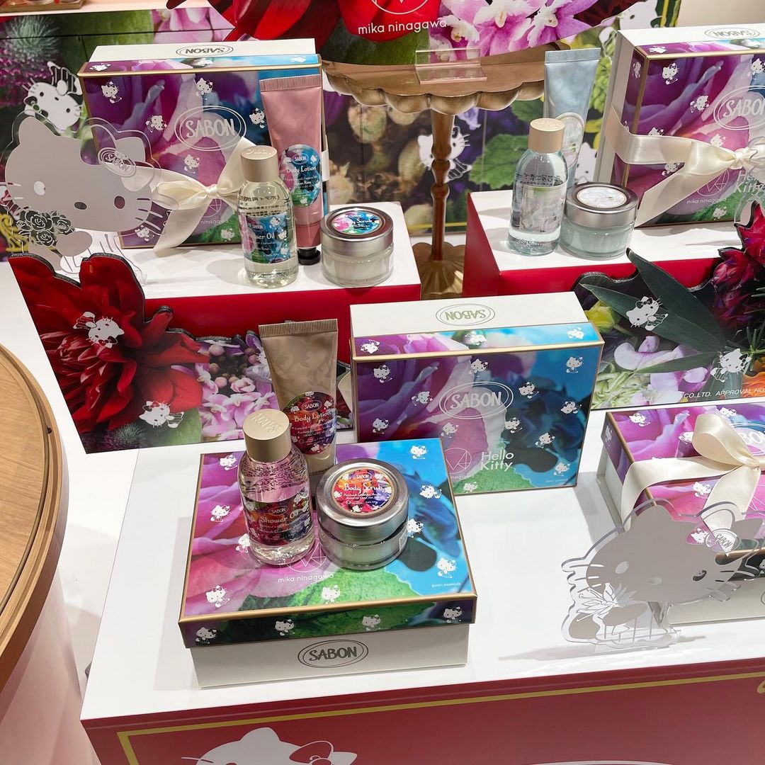 SABON #ハローキティ #蜷川実花 さん 豪華なトリプルコラボ人気の香りが特別パッケージに！8⁄19～9⁄30限定発売。  「心はずむ豊かな香りと花々の色