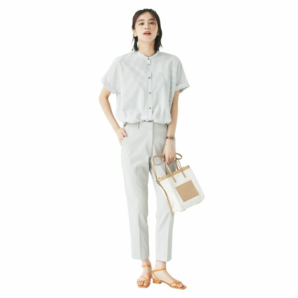 8月10日（火）
履いた瞬間美脚！ 夏に最適のパンツでデイリースタイルもぬかりなく。
美しいシルエットとベタつかない着心地で毎年人気を博す「 #PLST 」のリ