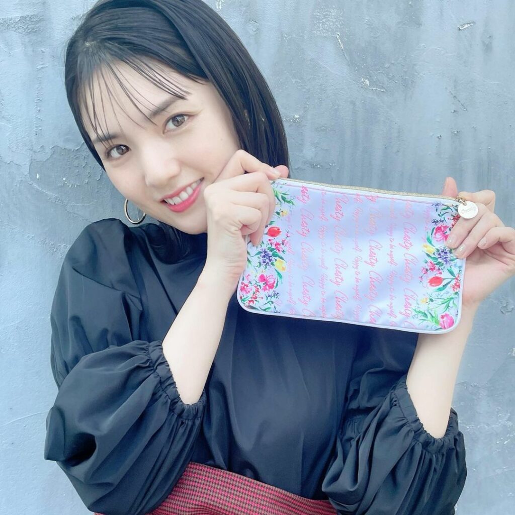 神々しいさゆみちゃんが持ってくれているのは…
完成&発売をとても楽しみにしてくださっていた方も多い
本日発売の美人百花9月号付録「Chestyの折りたためるマル 神々しいさゆみちゃんが持ってくれているのは…
完成&発売をとても楽しみにしてくださっていた方も多い
本日発売の美人百花9月号付録「Chestyの折りたためるマル