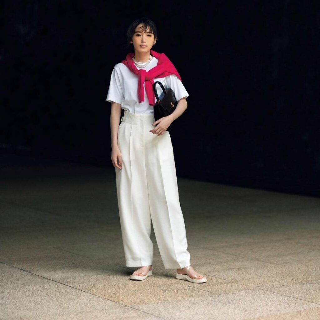 猛暑が続いていますが、“ラクで涼しいけど、おしゃれ”というOggi世代の願いを叶えてくれるのが「ビーサン＆スポサン」。発売中のOggi9月号では、人気スタイリス