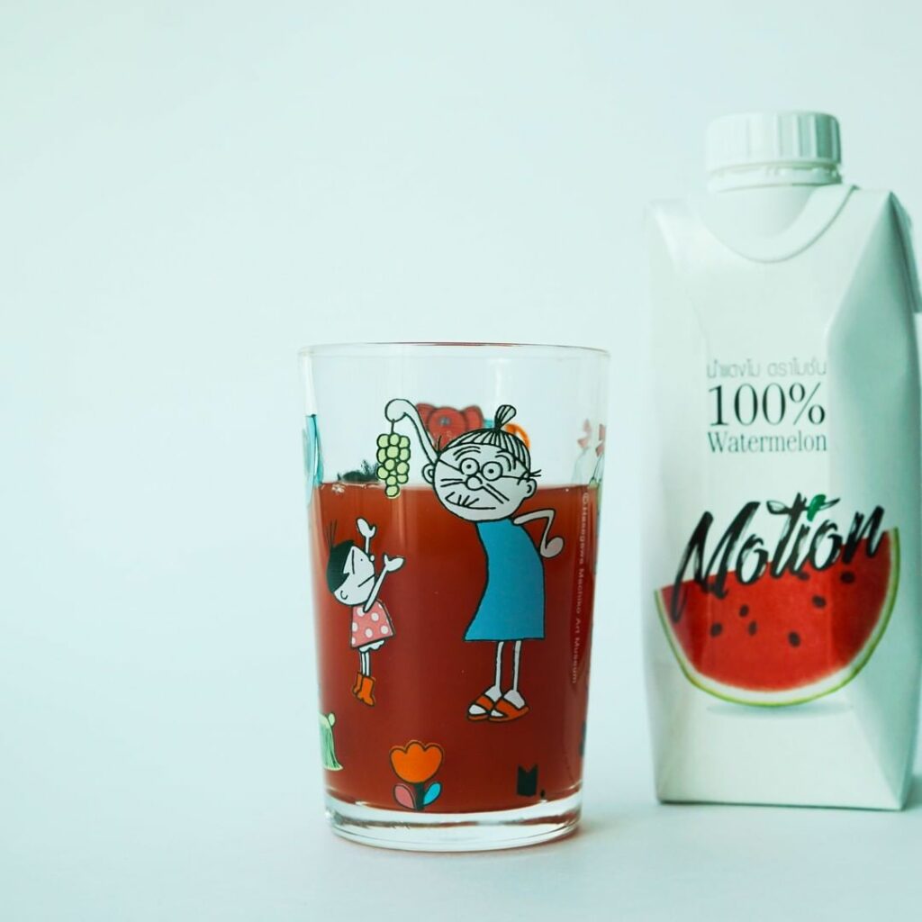 実に、じつにスイカです。
味もですが、環境に負荷の少ない紙パッケージ（ストロー無し）という点も気に入ってます。

#SPURおやつ部 #サザエさん #SPUR編