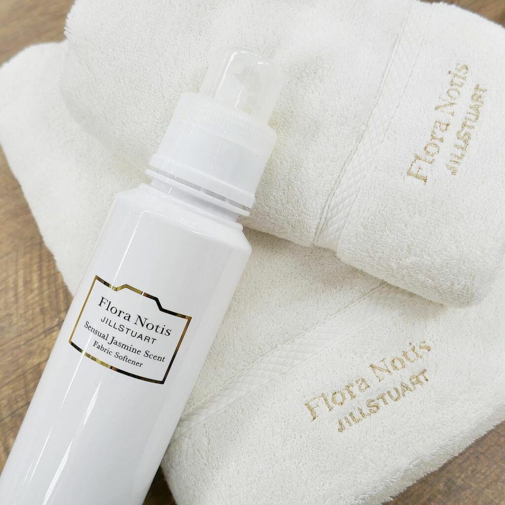 「フローラノーティス　ジルスチュアート」から、毎日のおうち時間をよりハッピーにしてくれそうなアイテムが登場します！

◆「センシュアルジャスミン　ファブリックソ