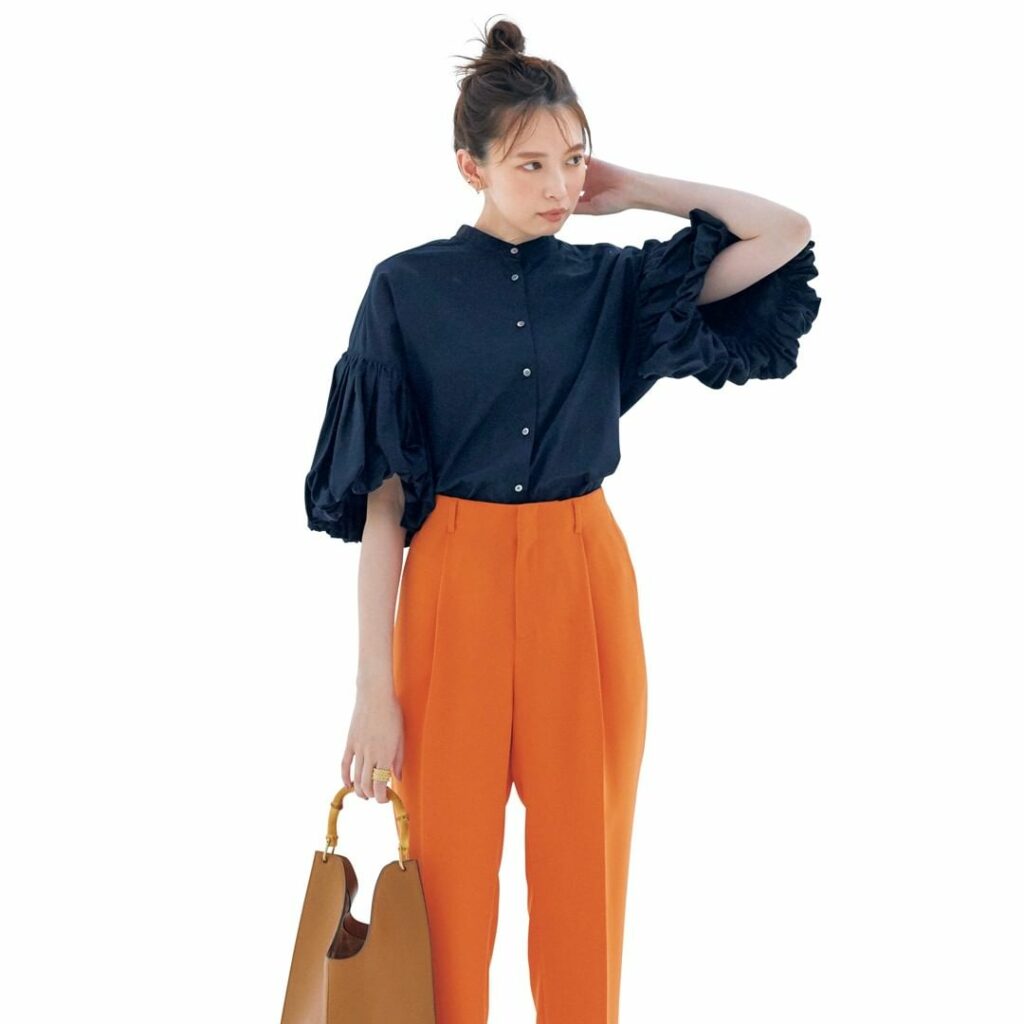 8／16【今日のコーデ】
＼涼しめトップス×派手めボトム／
【鮮度が高まるコントラスト配色でモードな映えを手に入れて】
大胆さがかっこいい、黒×ビビッドカラーの