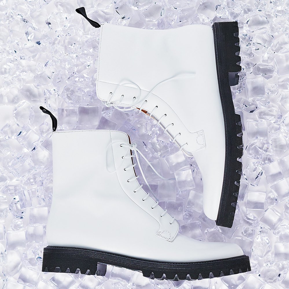 〈CHURCH’S〉真っ白なカーフレザーのレースアップブーツは、重たくなりがちな寒い季節の足元を軽やかに見せてくれる。ラバーソールとジップもついて