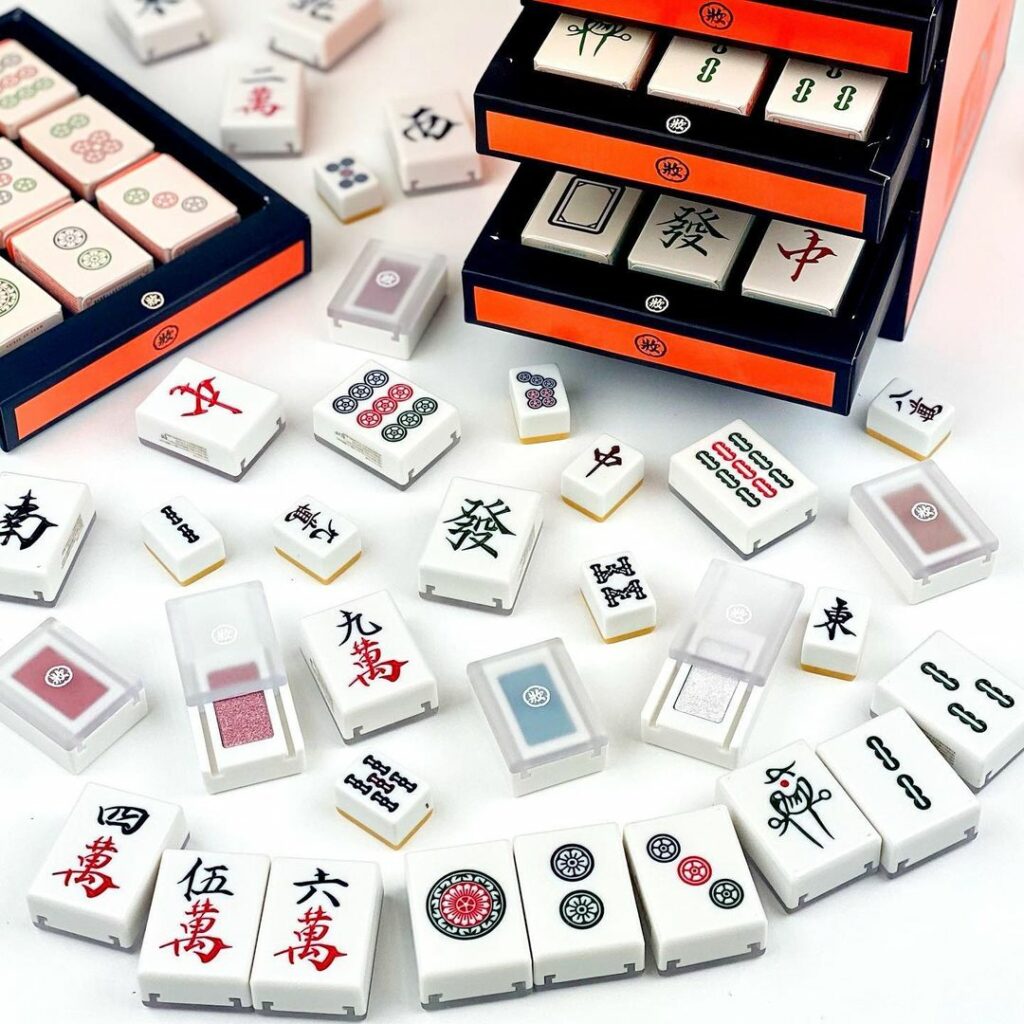 これがアイシャドウ！？

中国コスメブランド【和粧】から麻雀牌にそっくりな単色アイシャドウが登場！全色そろえたくなるような可愛さです

マット・シ