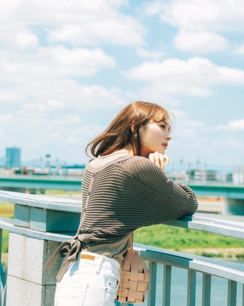 暑さにやられてしまいそうな日があったかと思えば、春のような寒さに一転するなど、
このところは気温の差が激しいですね

そんな時期は、夏でも活躍する羽織りを持って