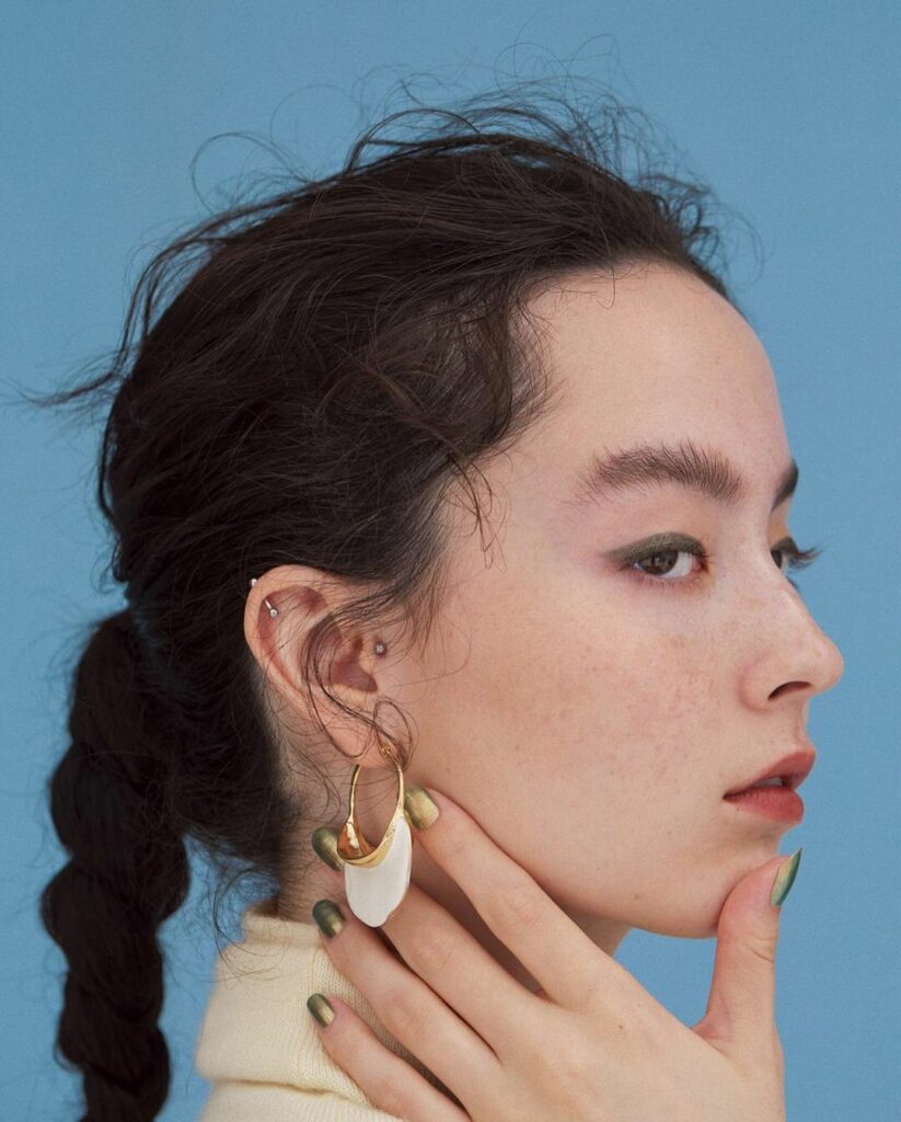 【秋の新色で、エモーショナルな眉、まなざし。】⠀
DEEP OLIVE⠀
クールな色に苦手意識がある人も、黄みを帯びたグリーンは取り入れやすい。目尻をそっと跳ね 【秋の新色で、エモーショナルな眉、まなざし。】⠀
DEEP OLIVE⠀
クールな色に苦手意識がある人も、黄みを帯びたグリーンは取り入れやすい。目尻をそっと跳ね