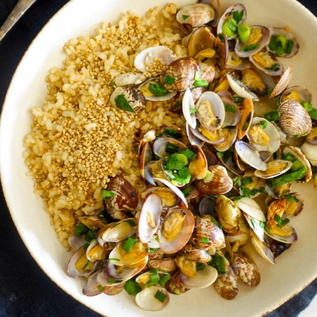 【運動するなら「鉄」を意識しよう！　アサリたっぷり丼】recipe by @ayumi_missfit 

今週は、アサリ丼をご紹介。アサリは、フィット女子に必