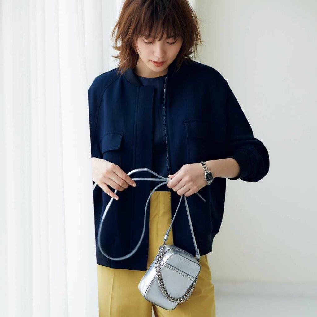 8／18【今日のコーデ】
＼ジップアップブルゾン／
【コーディネートが広がるマニッシュなアウターを一枚】
働く日のアウターはテーラードジャケットが定番だけど、こ