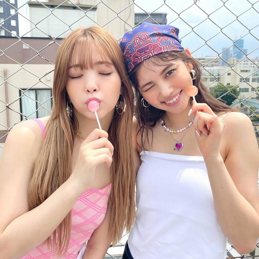 ViVi10月号
「ヤングセレブの秋スタイル」企画より
ニコルと愛花のオフショットをお届け

今トレンドなのは、2000年代のスタイルを
意識した「Year 2
