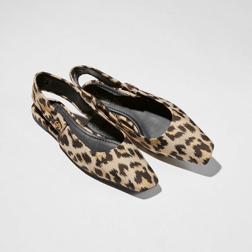 エディターが「ディオール」で見つけたのは、品の良さと可愛らしさ、両方が叶うヒョウ柄のフラットシューズ
スクエアトゥのモダンなデザインと、ベージュをベースにした明 エディターが「ディオール」で見つけたのは、品の良さと可愛らしさ、両方が叶うヒョウ柄のフラットシューズ
スクエアトゥのモダンなデザインと、ベージュをベースにした明