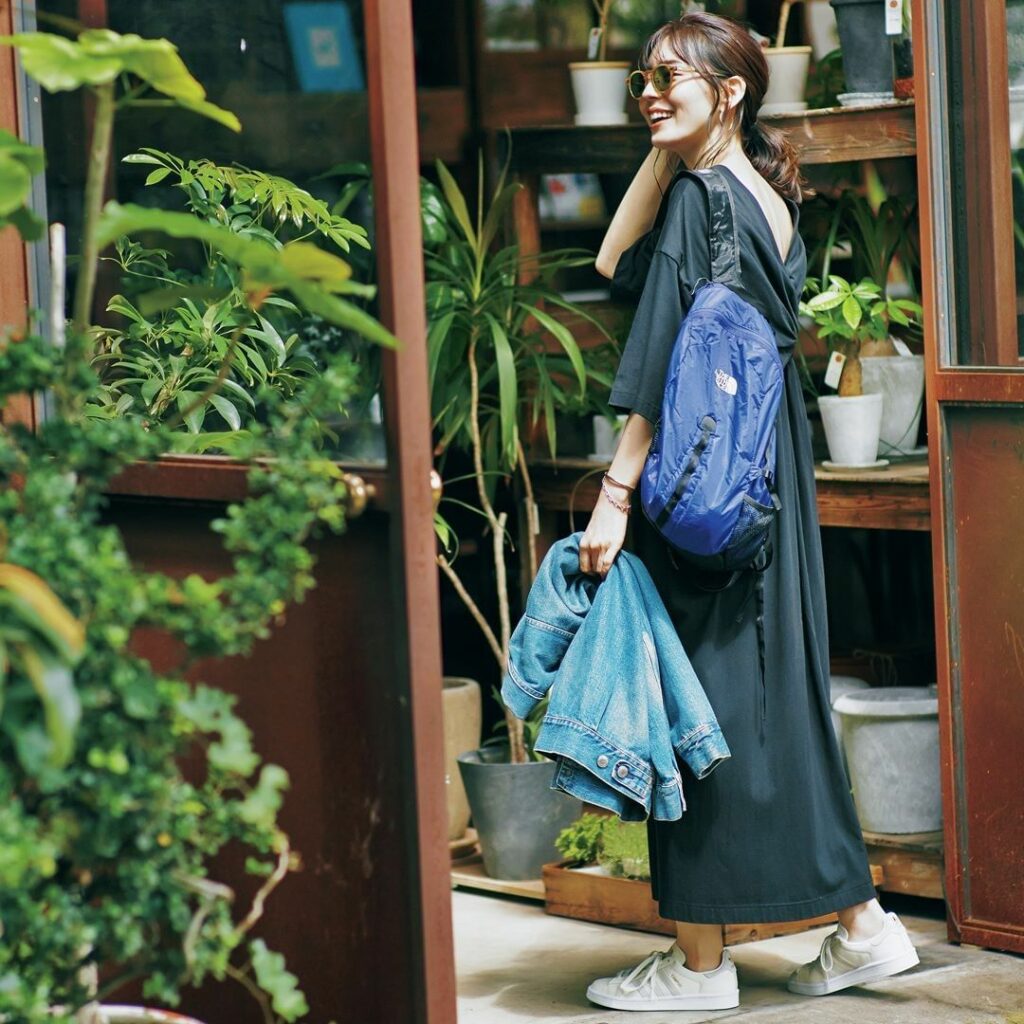 【レザーローテクスニーカー×背中あきOne-piece】

＼#LEE9月号 PICKUPコーデ／

アシンメトリーやレイヤード風など、大人の体をきれいに見せて