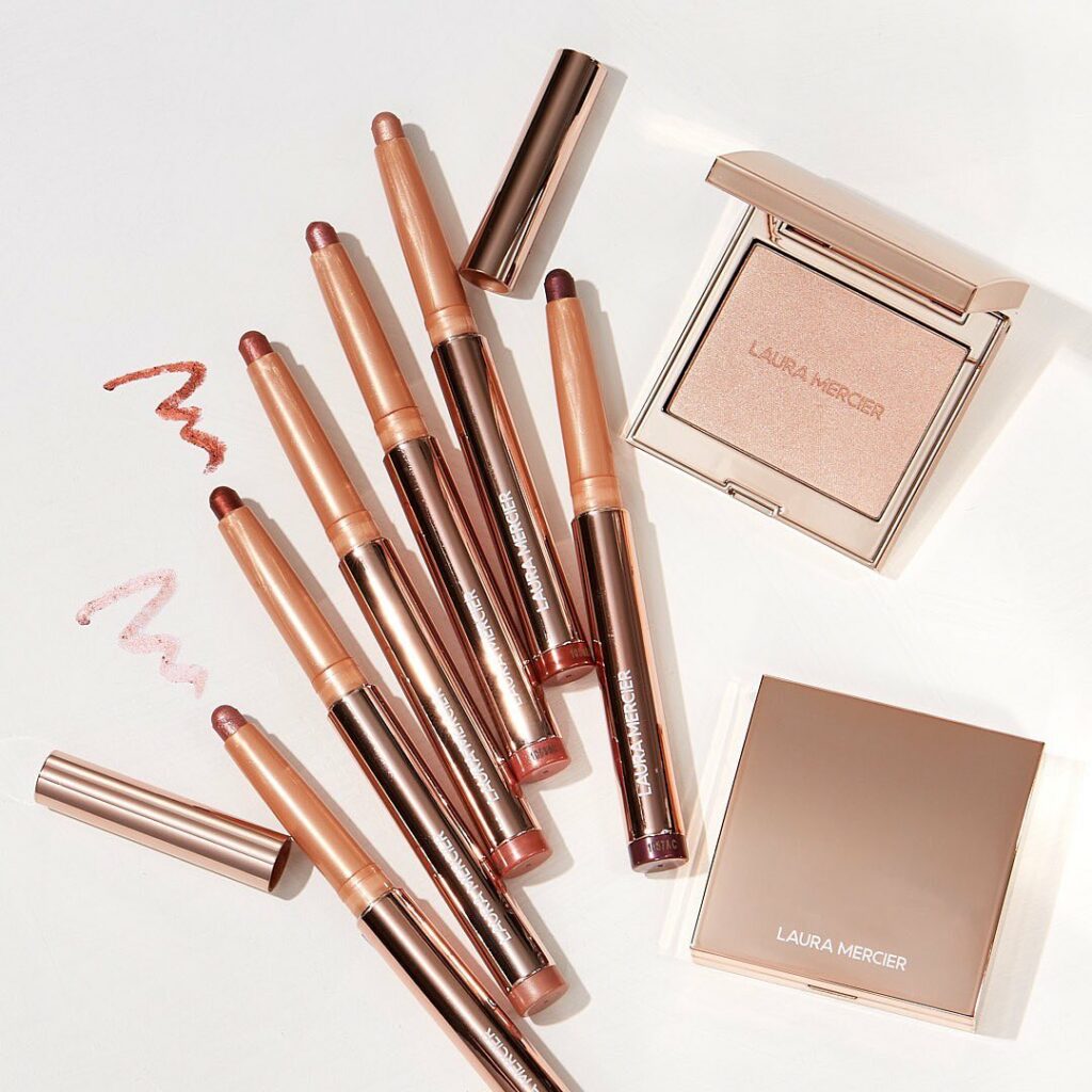 きらめくローズカラーが美しい…

【ローラ メルシエ】から、ローズの血色と満ちあふれるようなツヤ感をはらんだヌードカラーコレクション“ROSEGLOW