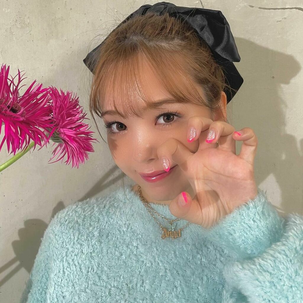 ViVi10月号
「ヤングセレブの秋スタイル」企画より
ニコルのオフショットをお届け

秋冬に向けておしゃれしたいなら
トレンドカラーをチェックして！

アイシ