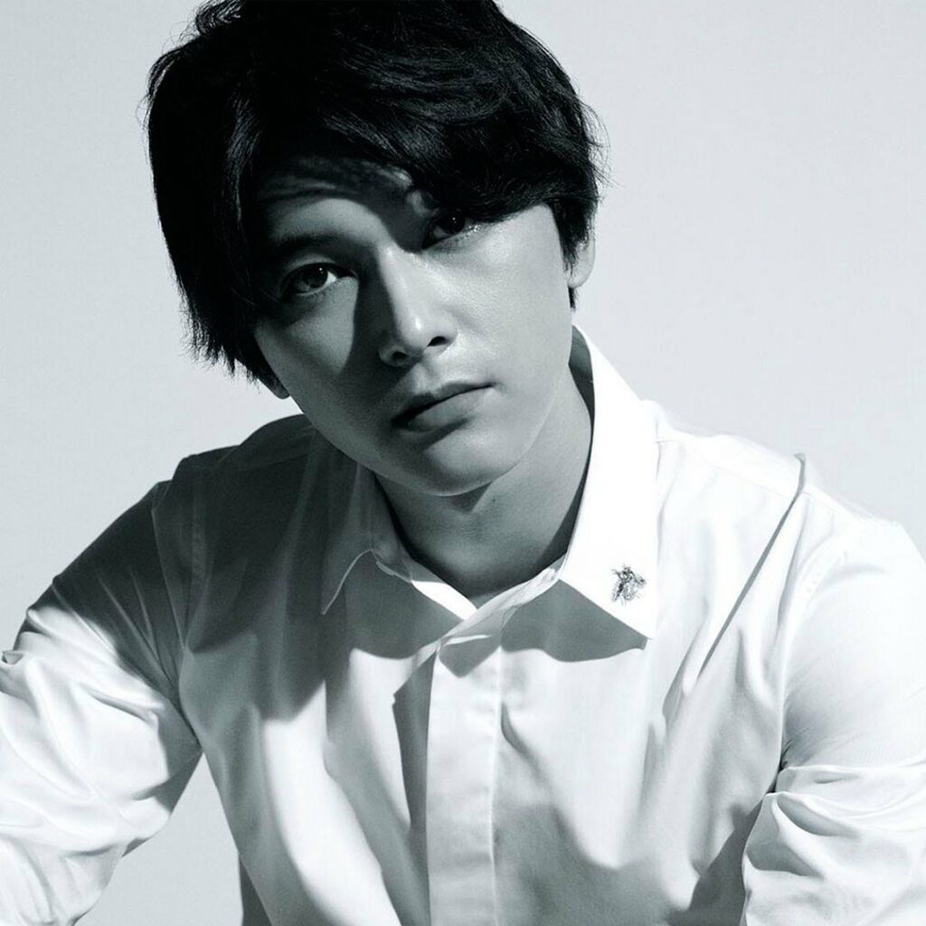 #ELLEbeauty ついに解禁本日発売＆配信の『エル・ジャポン』と『エル デジタル』に、吉沢亮さんが登場！俳優仲間の北村匠海さんがカメラマンとなり、吉沢亮さ