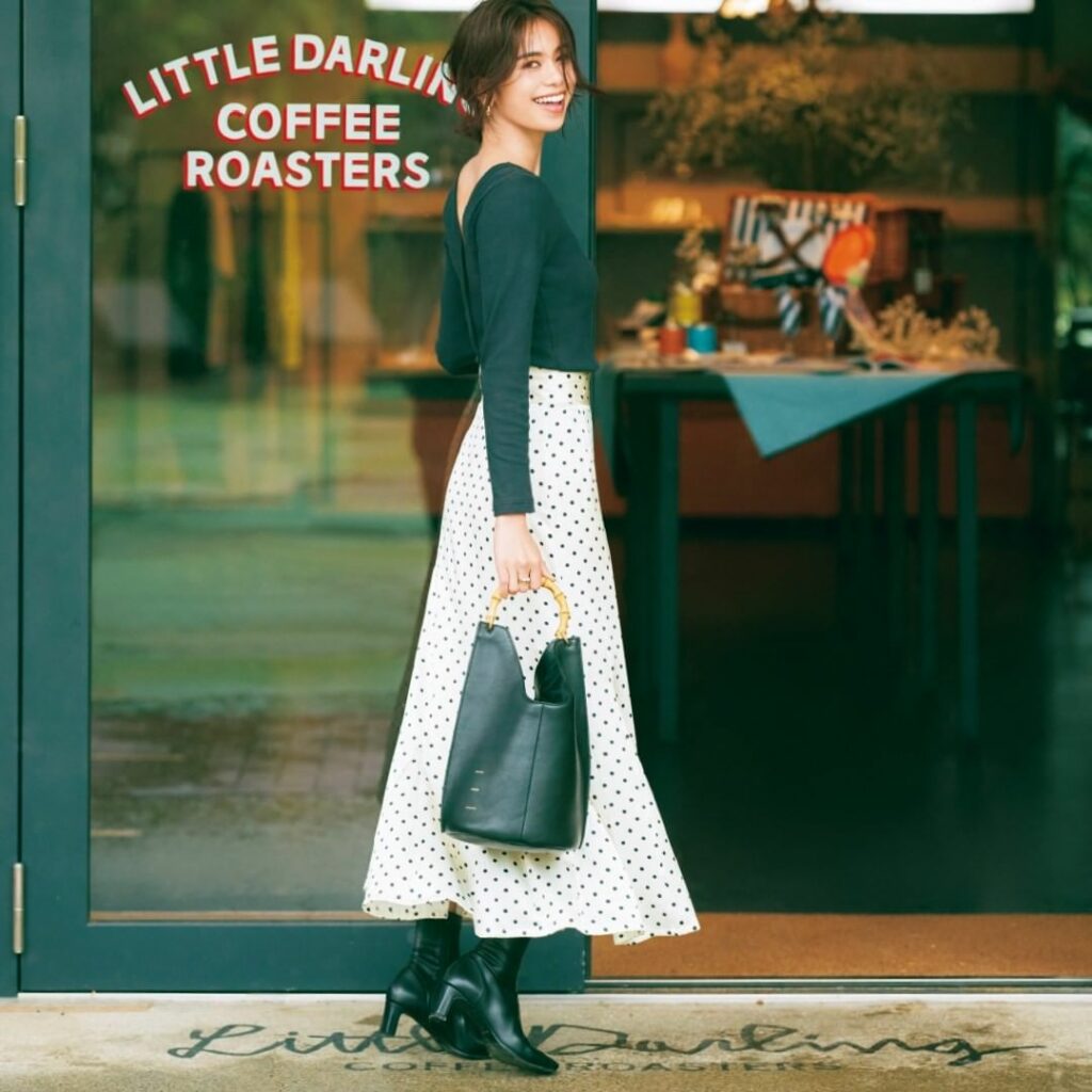 8月28日(土)
美しいカッティングでほんのり肌見せが今っぽい
柔らかなリブカットソー素材にメタルボタンをあしらったVあきカーディガンは、前後2way仕様。歩く 8月28日(土)
美しいカッティングでほんのり肌見せが今っぽい
柔らかなリブカットソー素材にメタルボタンをあしらったVあきカーディガンは、前後2way仕様。歩く