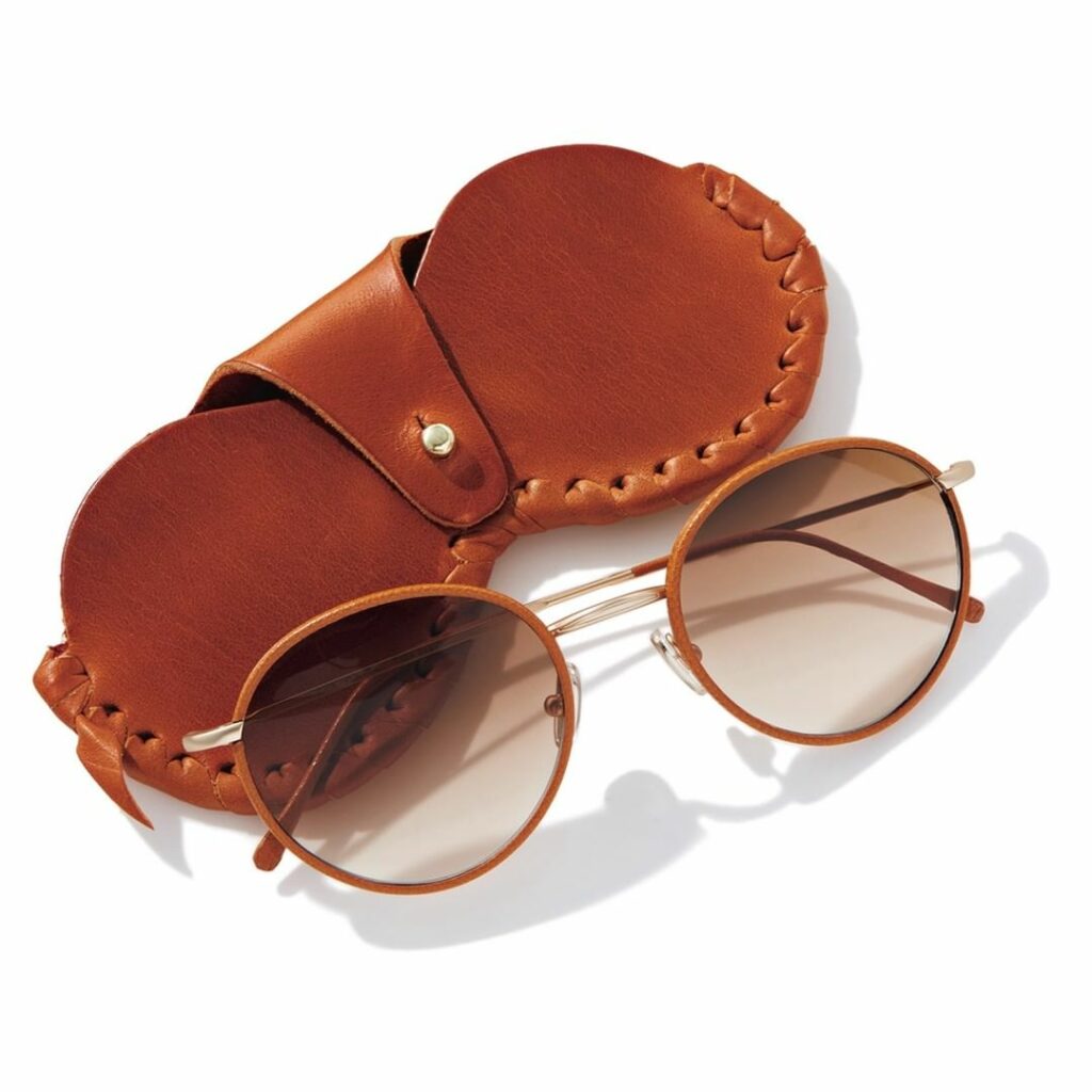 リムとテンプルにレザーを手巻きした、EVA MASAKIのサングラス。カラーの着想源は、サワードウブレッドのトーストというのも面白いです。ちなみに、レンズはツァ