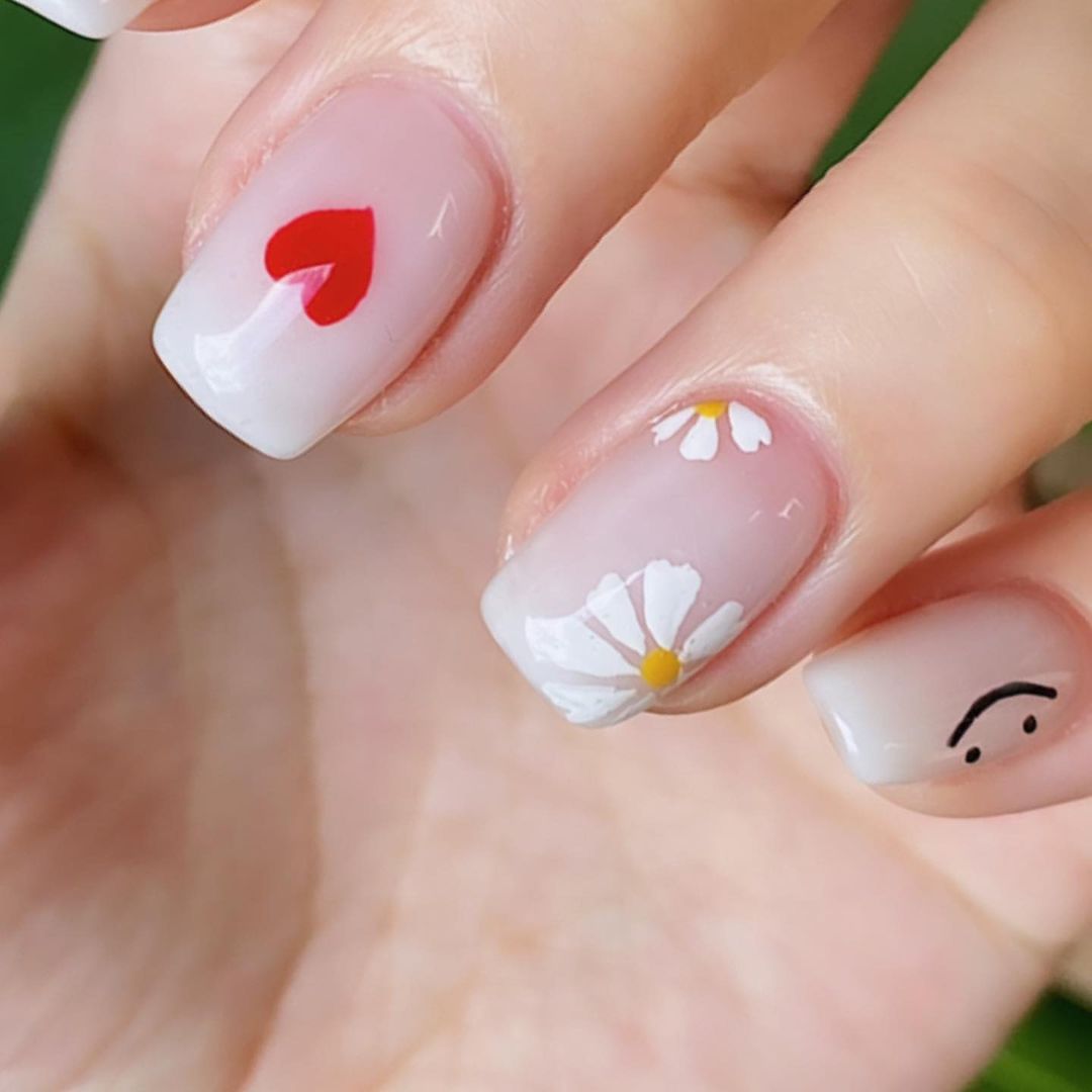 この秋は ホワイトをベースにした大人なネイルデザインが流行中お花やハートなど好きなモチーフをmixして個性をプラスするのもおすすめ このネイルデザインにトライし Magmoe この秋は ホワイトをベースにした大人なネイルデザインが流行中お花やハートなど好きなモチーフをmixして個性をプラスするのもおすすめ このネイルデザインにトライし Magmoe