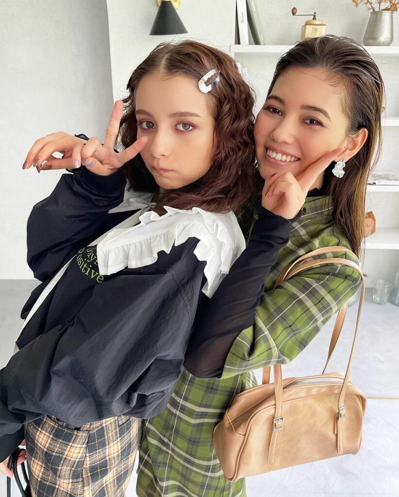 今日も涼しいですね〜
秋服気になりませんか 
ということで ViVi10月号
「ぎゃるもこの秋、クラシックはじめました。」より
愛花と莉菜のオフショットをお届け