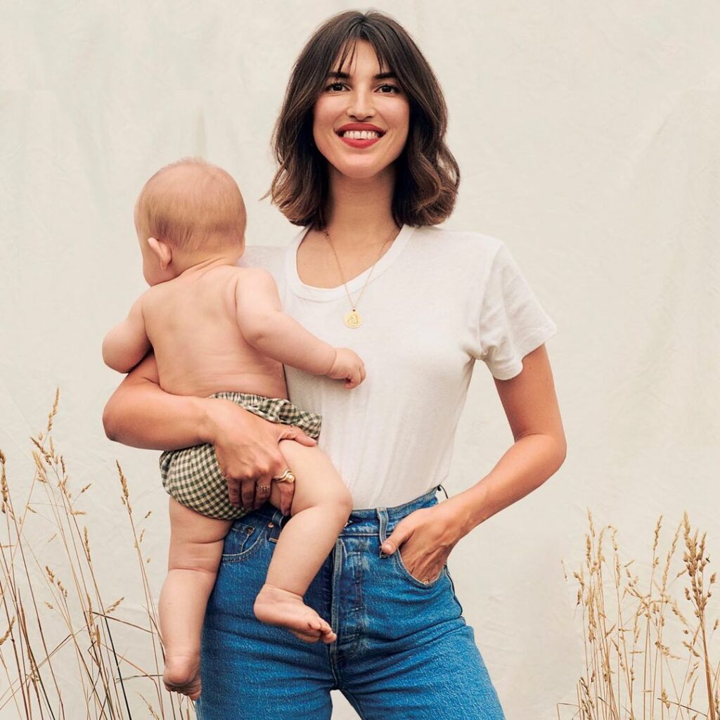 Z世代のファッションアイコン、現代のフレンチシックを体現するジャンヌ・ダマスモデル、インフルエンサー、デザイナーなどマルチな才能を発揮する彼女は昨年末、第一子を Z世代のファッションアイコン、現代のフレンチシックを体現するジャンヌ・ダマスモデル、インフルエンサー、デザイナーなどマルチな才能を発揮する彼女は昨年末、第一子を