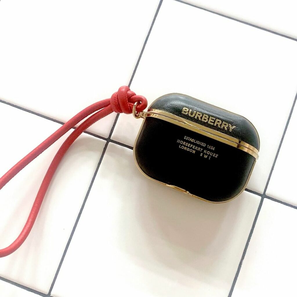 ブラックレザーとゴールドトーンのディテールがシックな、バーバリーのAirPods Proケースです。フロントには本社住所を記したホースフェリープリントをあしらっ