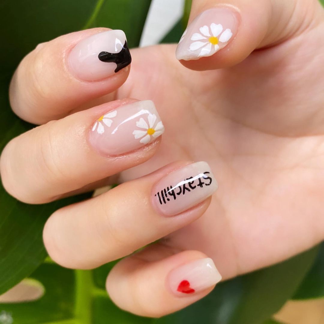 この秋は ホワイトをベースにした大人なネイルデザインが流行中お花やハートなど好きなモチーフをmixして個性をプラスするのもおすすめ このネイルデザインにトライし Magmoe この秋は ホワイトをベースにした大人なネイルデザインが流行中お花やハートなど好きなモチーフをmixして個性をプラスするのもおすすめ このネイルデザインにトライし Magmoe