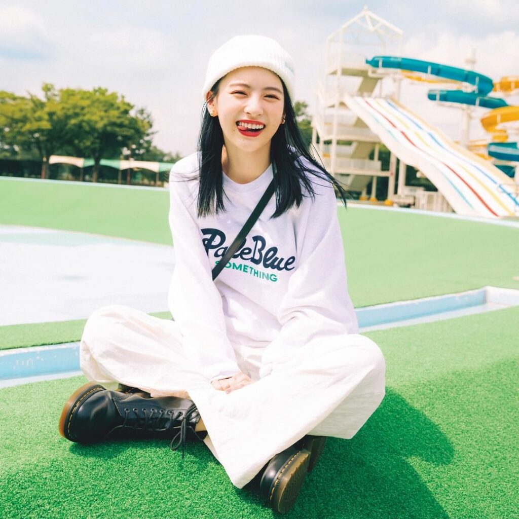 秋モテコーデ ベスト⑩より

【第位】
圧倒的な男子人気だった
白スエット × 白ゆるパンツのやんちゃストリートコーデ
ダボ系スウェットを今っぽく着こなしてる女