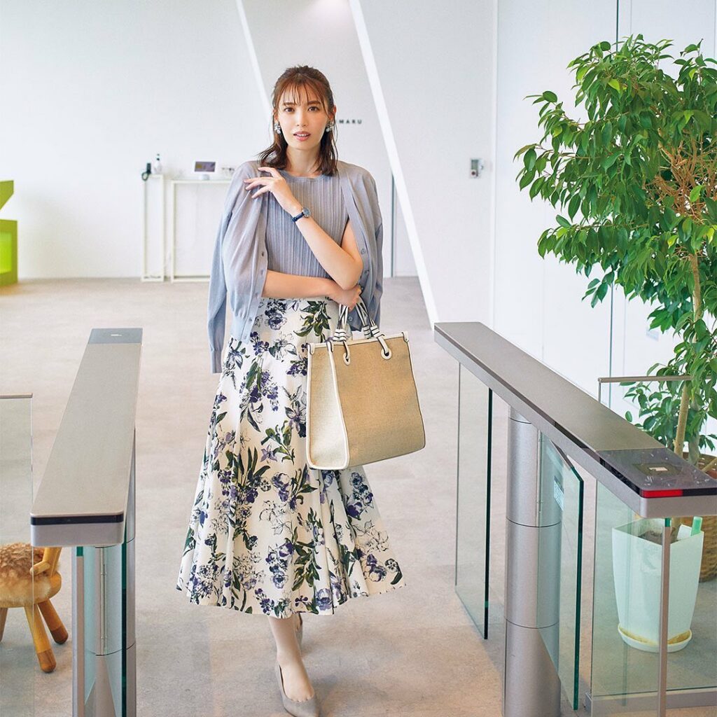 9月7日《毎日レディコーデ》
朝晩は涼しいと感じる日が増えてきましたね そんな時はアンサンブルがあると安心 フェミニンなスカートには寒色カラーをチョイスするのが 9月7日《毎日レディコーデ》
朝晩は涼しいと感じる日が増えてきましたね そんな時はアンサンブルがあると安心 フェミニンなスカートには寒色カラーをチョイスするのが