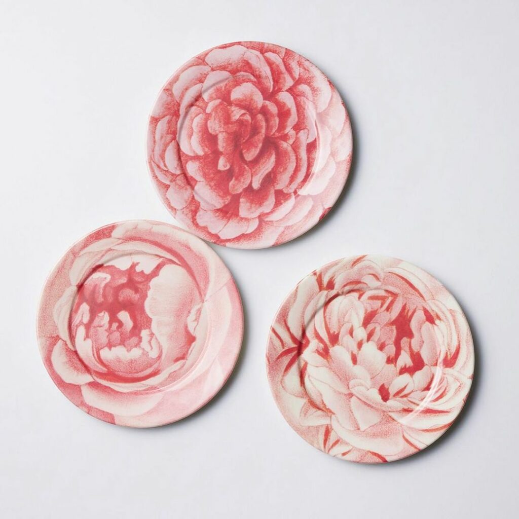 エディターが来客時のスウィーツ専用のお皿として重宝しているのが、NYのアーティスト、ジョン・デリアンのプレート
デコパージュという技法を用いてお皿いっぱいに描 エディターが来客時のスウィーツ専用のお皿として重宝しているのが、NYのアーティスト、ジョン・デリアンのプレート
デコパージュという技法を用いてお皿いっぱいに描