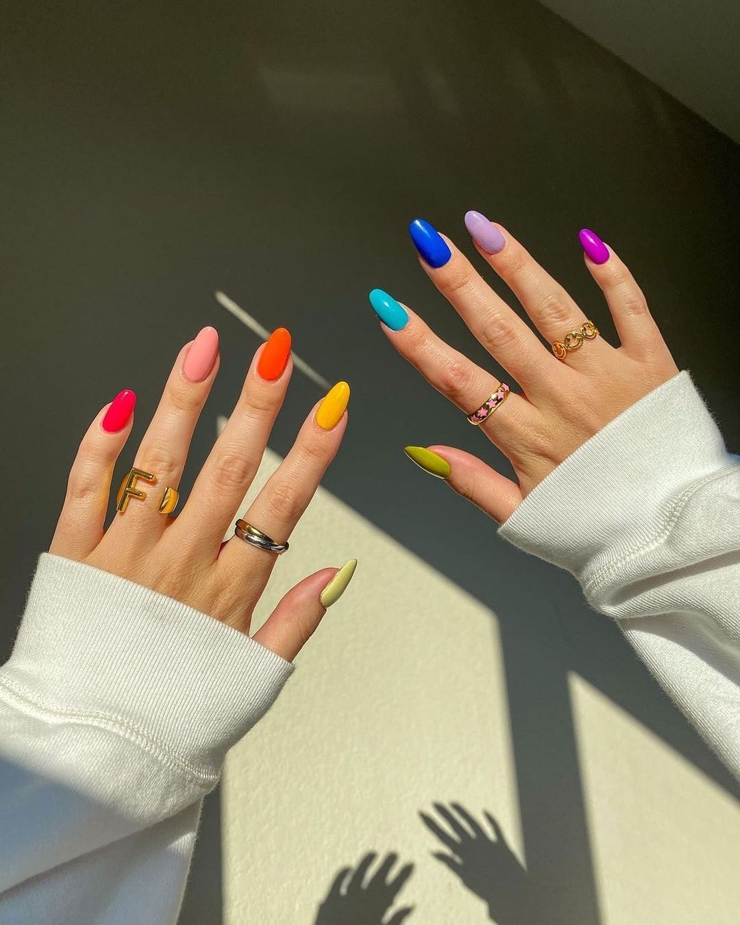 Ellebeauty 次のネイルは何色にしよう 赤もいいし青もいいし そんなときは全部の色を使うよくばりネイルはいかが 指ごとに色が違うカラフル ネイルで指 Magmoe