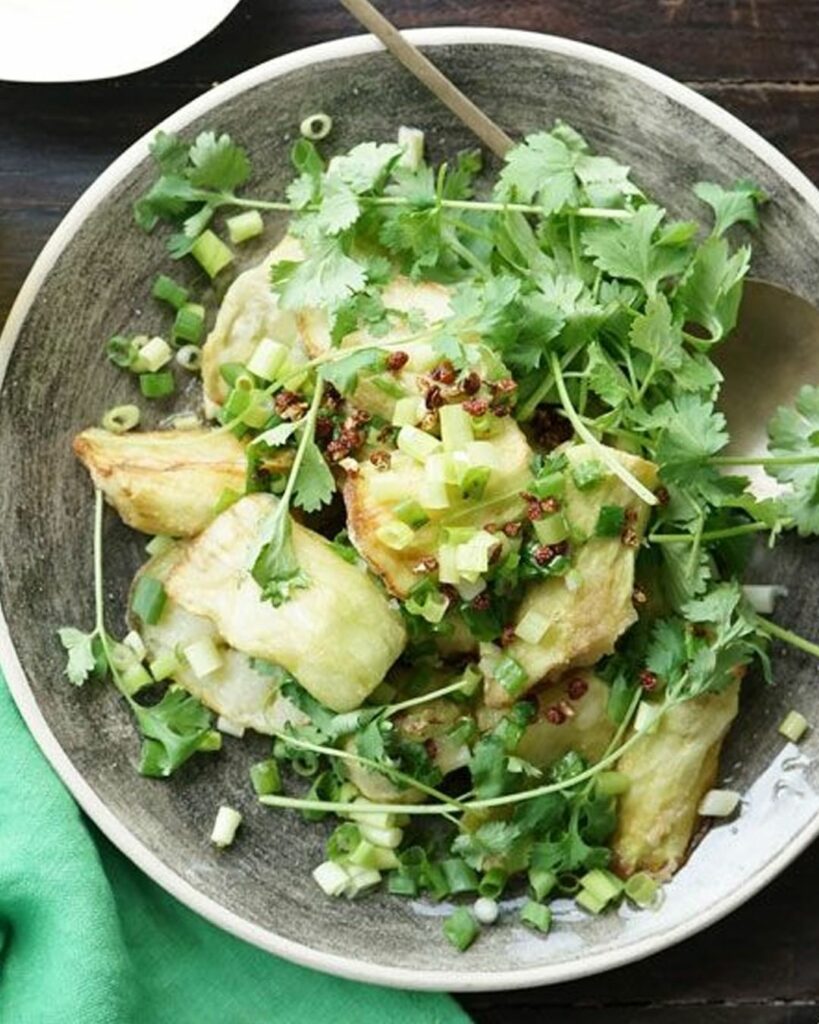 【#なすレシピ】サクッと揚げたなすのジューシーな食感に、花椒オイルのピリ辛さが好相性!山椒で代用すると、少し和っぽい味わいに。
・
「なすの唐揚げ、花椒オイル 【#なすレシピ】サクッと揚げたなすのジューシーな食感に、花椒オイルのピリ辛さが好相性!山椒で代用すると、少し和っぽい味わいに。
・
「なすの唐揚げ、花椒オイル