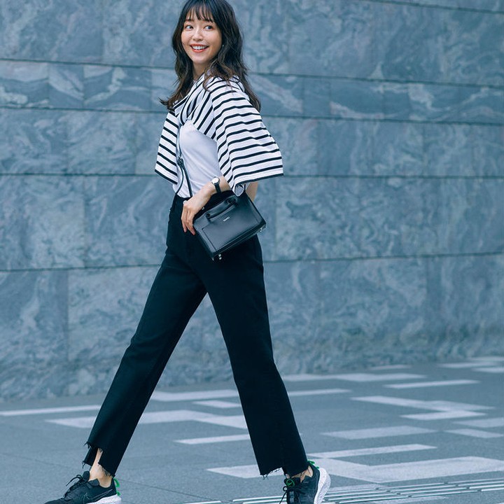 9月8日（水）
ボーダーやスニーカーをアクセントに、モノトーンをカジュアルに。
シンプルになりがちなモノトーンスタイルは、ボーダーやカットオフデニムをアクセント