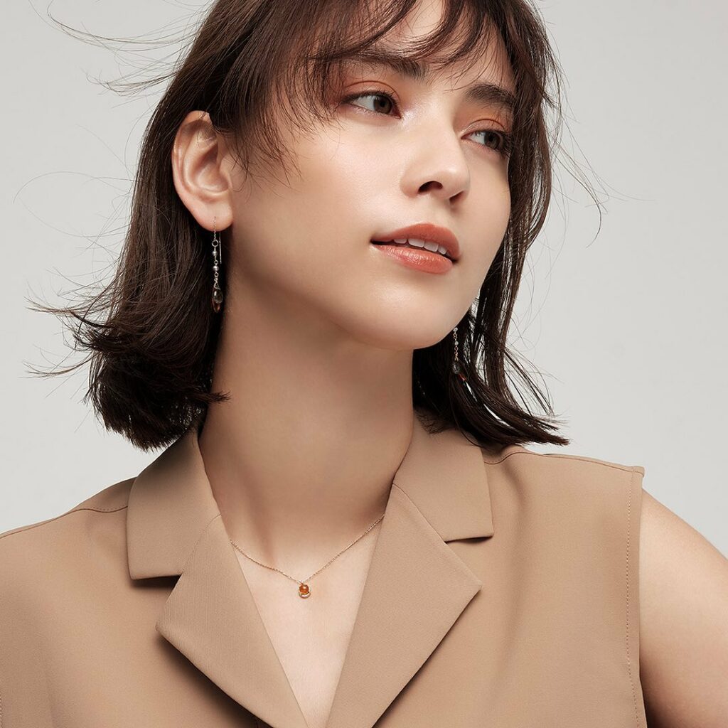 【滝沢カレンが楽しむ、ジュエリー×ヘアメイク7style】
Style3・おしゃれ感度高めに仕上げたい日は、アンバーのジュエリーとブラウンリップ
耳元に、首元に