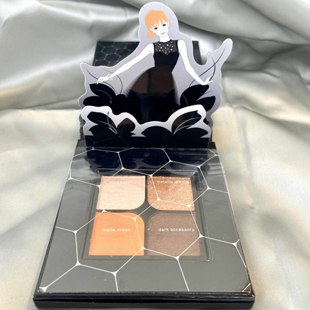 #KATE から、ドレスアップのイメージからインスパイアされたおしゃれな4色アイシャドウパレットが数量限定で登場!10/1より発売開始
ドレスアップのイメージ #KATE から、ドレスアップのイメージからインスパイアされたおしゃれな4色アイシャドウパレットが数量限定で登場!10/1より発売開始
ドレスアップのイメージ