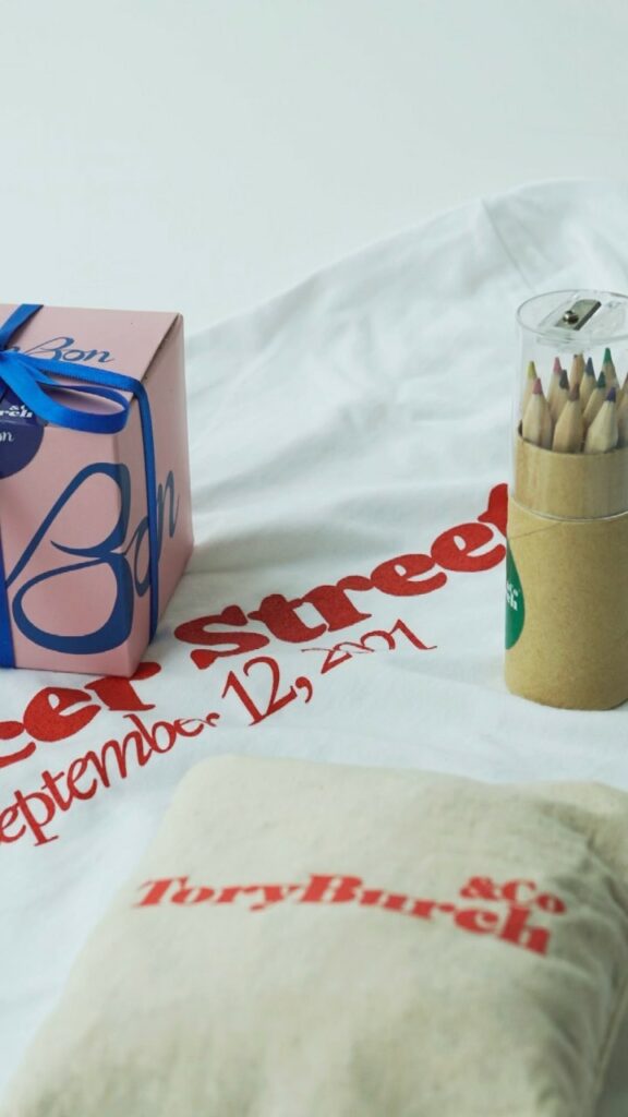 この夏にお目見えしたばかりのマーサー・ストリートの路面店前で披露された #トリーバーチ 2022春夏コレクション。

編集部にはオリジナルTシャツとエコバッグ、