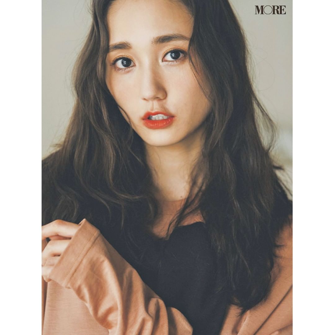 鈴木友菜 美しすぎる大人の表情を披露 More10月号オフショット いつものナチュラル友菜ちゃんもとっても素敵ですが 今月はしっかりメイクで超大人っぽい友 Magmoe