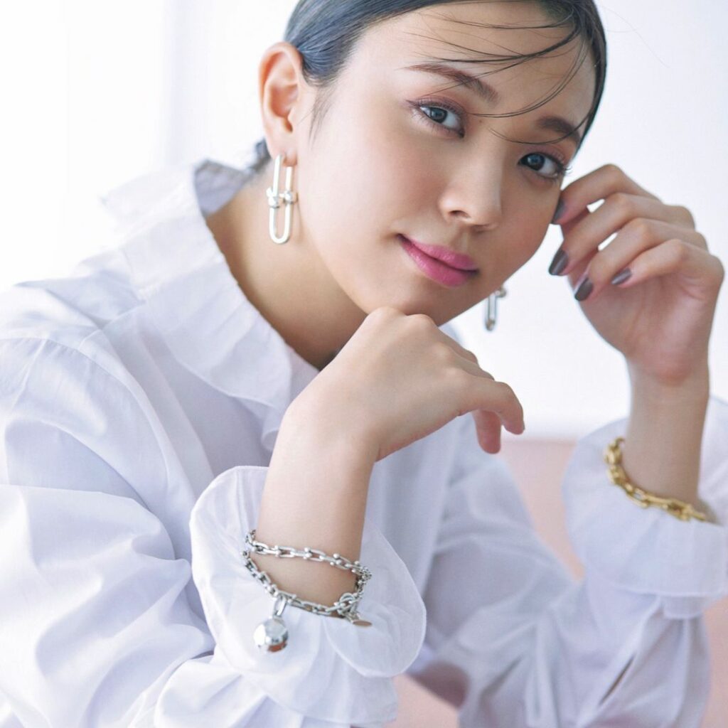 27歳にしっくりくるベーシックアイテム、ここにあり！⠀
10月号「樋口かほりさんに教わる！27歳が買うべきベーシック」⠀
⠀
年齢とともに好みや、似合う服って変