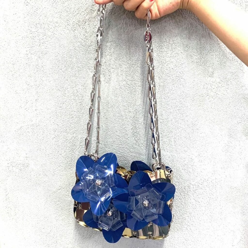 パコ ラバンヌのアイコニックな“1969”シリーズに、とびきり華やかな新作が仲間入り煌びやかなバッグに大きなフラワーモチーフを配し、携えるだけで心躍るデザインに