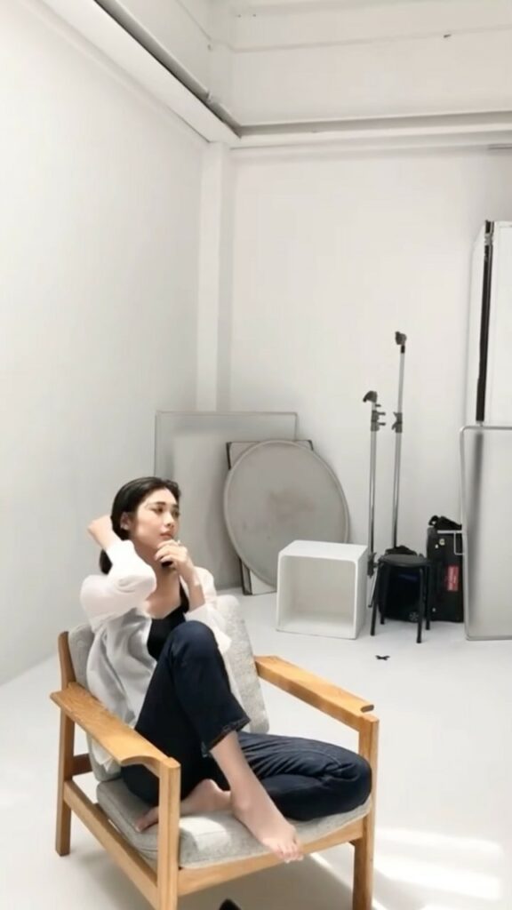 10月号「オリーブEYE」オフショット

最近注目の、ちょっとイエローがかった
くすんだグリーンのアイシャドウを紹介しているこの企画
ブラウンシャドウに飽きてき