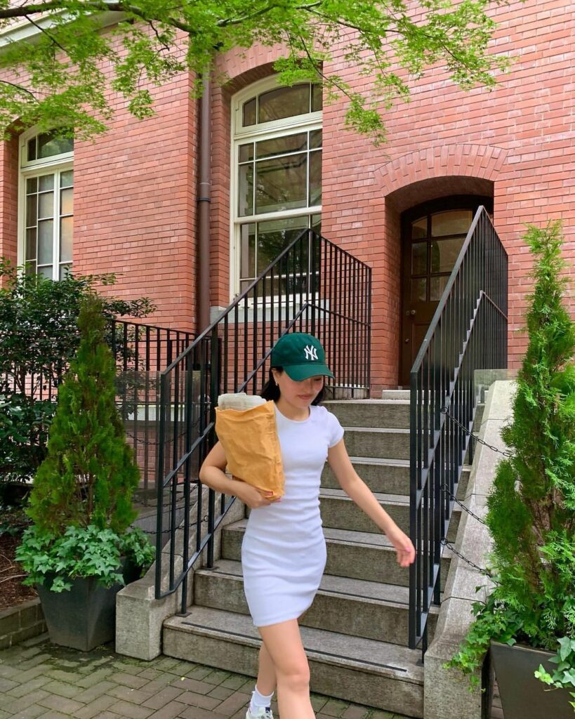 この秋キャップがトレンドにイン！グリーンやベージュなどの上品なカラーのデザインなら、大人っぽいスタイルにもマッチおしゃれガールたちのコーデを参考にしてみて

①