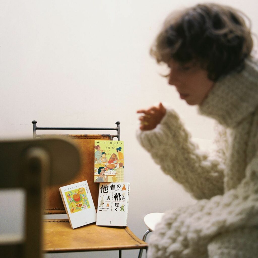 【世界が変わる時に読みたい本。】⠀
新しい世界で歩き出す時に読みたい本はどれですか？いま、心に染み入る珠玉の18冊を手に取ろう。⠀
⠀
”誰かの靴を履くためには