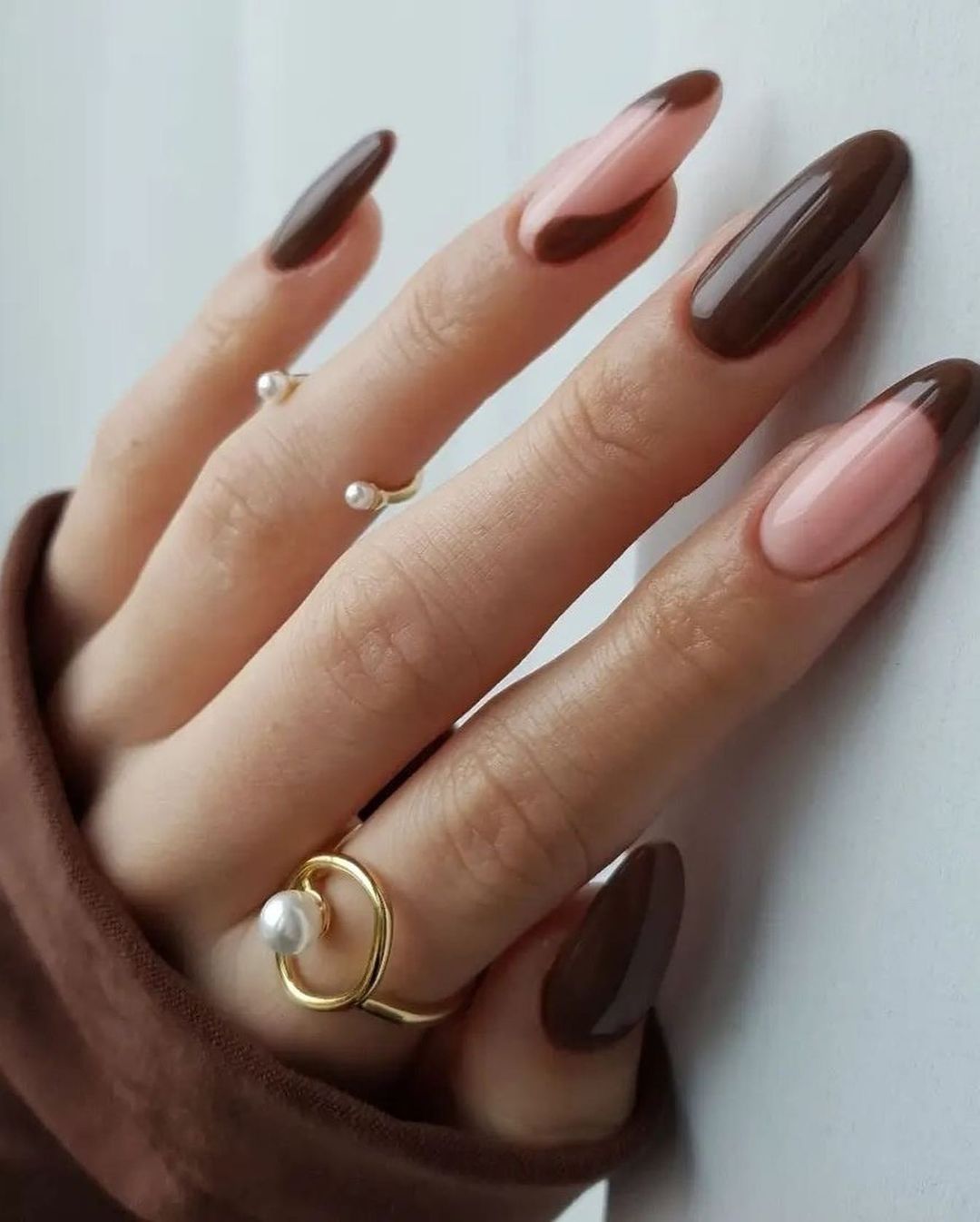 Ellebeauty 秋らしいコーディネートが増えてくるこの季節にぴったりなのが温もりのあるブラウンカラーのネイル上品な女性らしさも醸し出してくれるブラウンは Magmoe