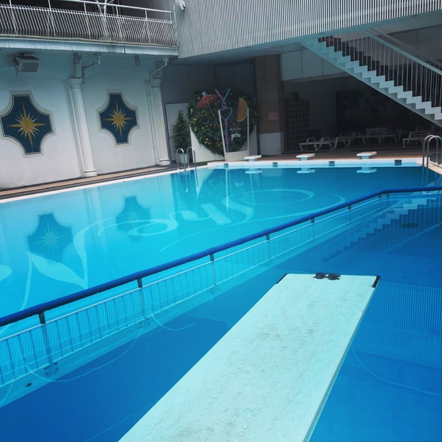 with10月号の「Boys,be……!」連載では、ちょっとノスタルジックな空気感の写真で、残暑を惜しんでプールサイドからお届け

プールに到着するやいなや、足