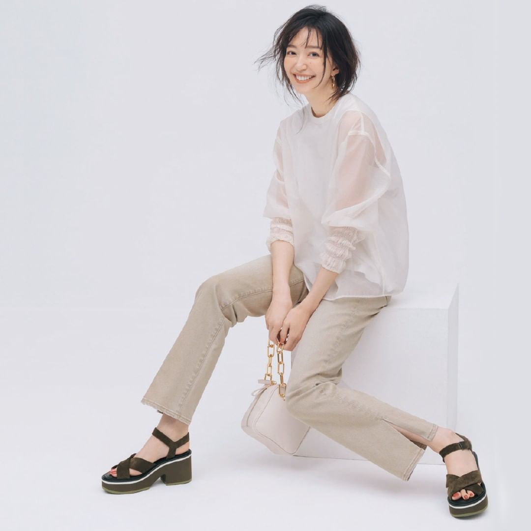 9月23日 木 このコーデが好きな人はをコメントしてね 華ブラウスとベージュデニム 旬たっぷりの新ワントーン シアー袖が目を惹く華ブラウスと 色あせた Magmoe