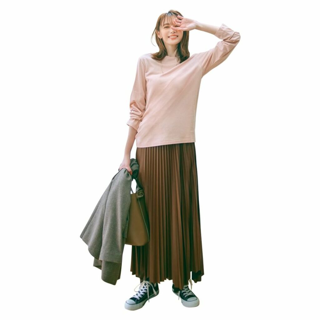 【9月25日（土）このコーデが好きな人はをコメントしてね！】

くすみピンクとブラウン、まろやか配色で女らしく

トップスのくすみピンクやスカートのフェイクレザ