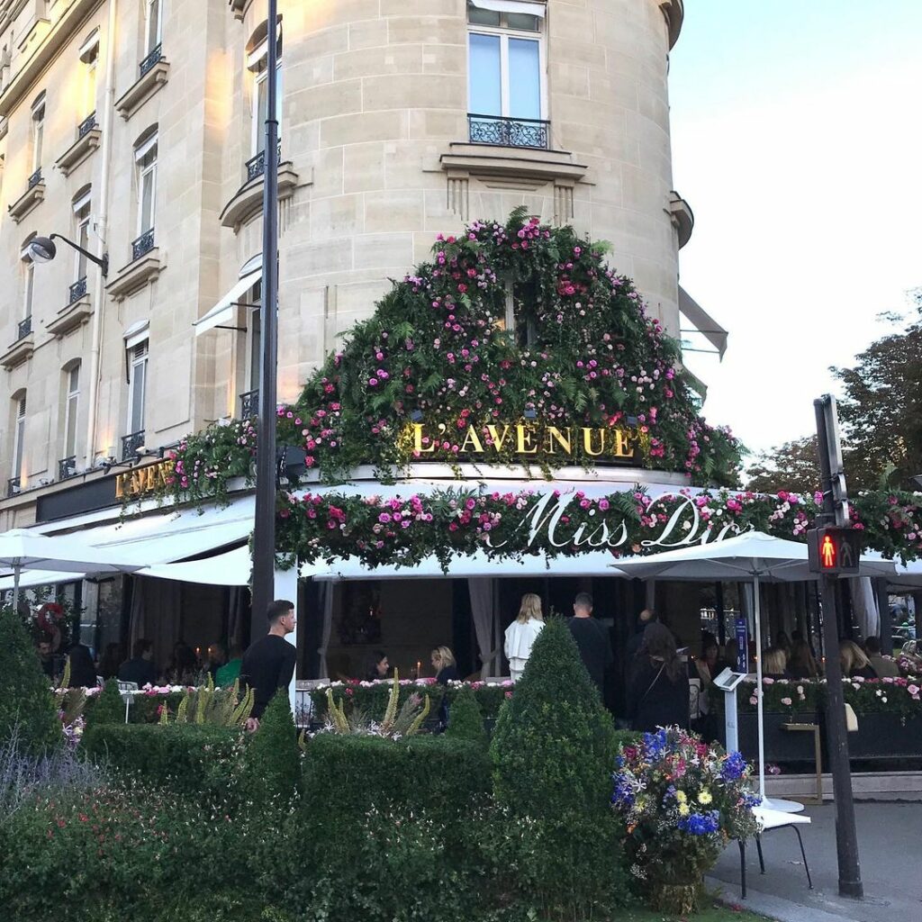 フレグランス「ミス ディオール」のリニューアルを記念し、ご近所のレストランがたくさんの花でデコレートされました！このレストランの斜め向かいはディオールの本社。飾